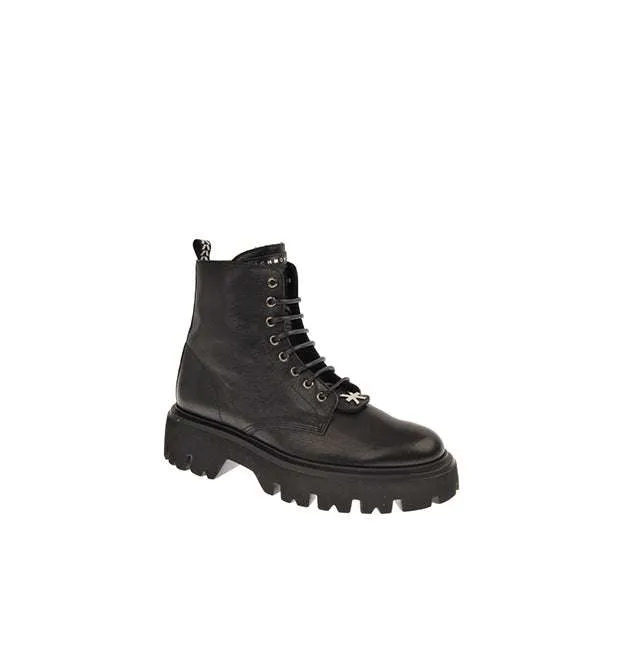 Combat boots for men with track sole.