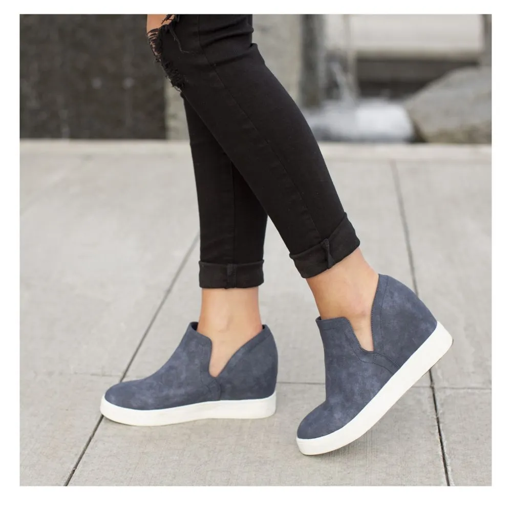 Journee Collection  WOMENS CARDI WEDGE SNEAKER