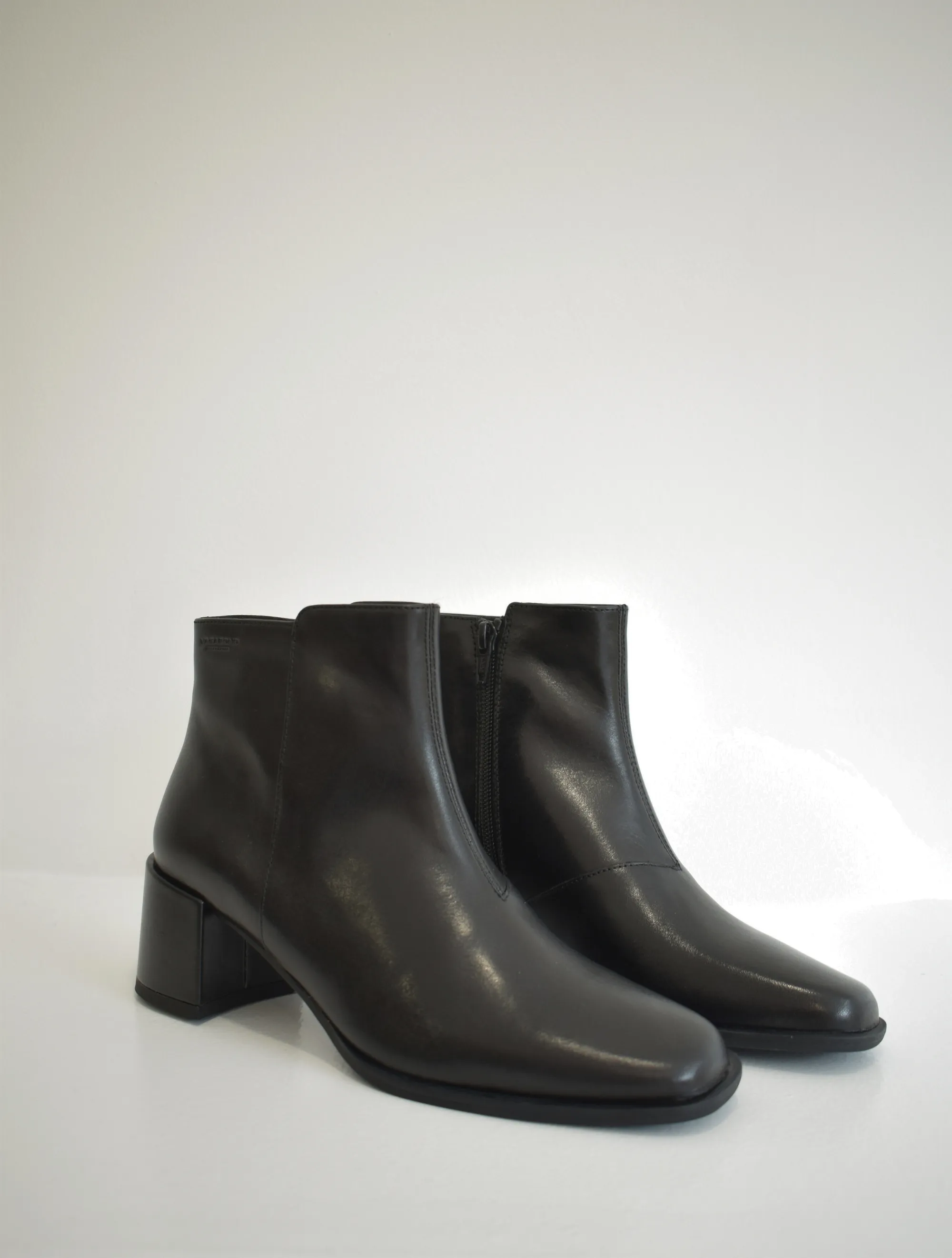 Stina Boot Black - Best Boot Blacking Service